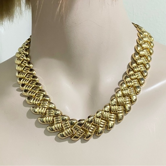 Vintage Unsigned Gold-tone S Chain Link Fold Over Clasp 18” Necklace - Picture 2 of 12